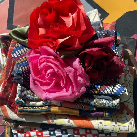 Silk scarves & Roses - Picture 5 of 5